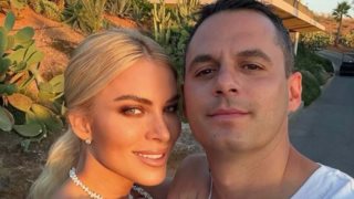 Η Κατερίνα Καινούργιου αγκαλιά με τον Παναγιώτη Κουτσουμπή στην Αντίπαρο