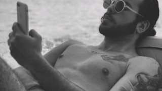 Ο Άγγελος Λάτσιος φωτογραφίζει τον Γιάννη Λάτσιο με την Λάουρα Λάτσιου