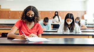 Σχολεία: Γιατί δεν αποκλείεται να κλείσουν ξανά - Τι φοβούνται οι λοιμωξιολόγοι με το άνοιγμα