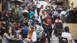 Μπροστά στο έκτο κύμα κορονοϊού μέσα στο καλοκαίρι: Ανησυχία από την άνοδο κρουσμάτων και νοσηλειών