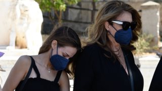 Τόλης Βοσκόπουλος | Φανερά συγκινημένες Άντζελα Γκερέκου και Μαρία Βοσκοπούλου στο ετήσιο μνημόσυνο του