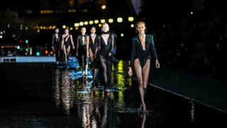 Long live Yves: Ο Anthony Vaccarello παρουσίασε την πιο ωραία του συλλογή μέχρι σήμερα
