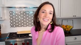 Η αποκάλυψη της Καλομοίρας για το βάρος της: "Πραγματικά εκεί είδα να μην βάζω κιλά και με βοηθάει πολύ"