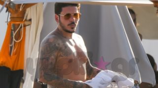 Stan: Με μαγιό &amp; εντυπωσιακή συνοδό στην Πάρο | Όλες οι φωτογραφίες