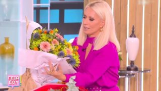 Η Μαρία Μπακοδήμου δέχθηκε ανθοδέσμη από τον Νίκο Κοκλώνη για την πρεμιέρα του "Γεια σου"