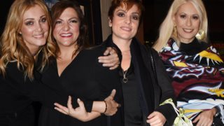 Διάσημες Εμφανίσεις: Η λαμπερή πρεμιέρα της Βίκυς Σταυροπούλου στο «Μάλιστα Κύριε Ζαμπέτα»: Ποιοι βρέθηκαν στο «Αλίκη»;