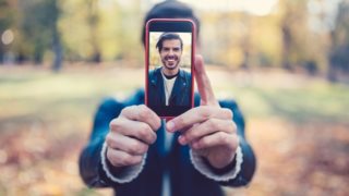 Πώς θα βγαίνεις ομορφότερος στις φωτογραφίες: Κάποια τρικ που θα ενισχύσουν τη διαδικτυακή σου εικόνα