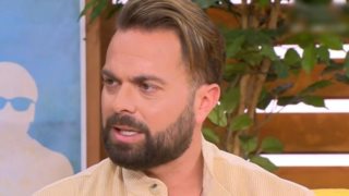 Ηλίας Βρεττός: "Όσες φορές συνεργάστηκα με μεγάλα ονόματα, αισθανόμουν ότι δεν μπορούσα να κάνω ακριβώς αυτό που ήθελα"