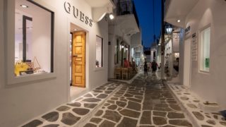 GUESS: To νέο κατάστημα άνοιξε στην καρδιά της Μυκόνου!

