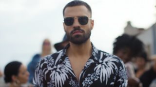 Κωνσταντίνος Αργυρός: Διακοπές στην Κέρκυρα! Πετάει το μπλουζάκι &amp; ποζάρει στον φακό