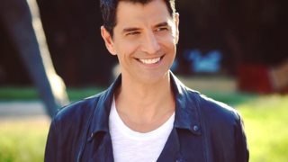 Σάκης Ρουβάς: Βόλτα με το φουσκωτό με οδηγό τον 8χρονο γιο του!