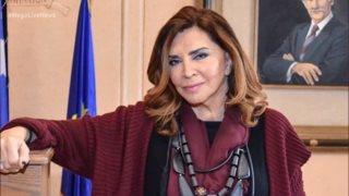 Η Μιμή Ντενίση φωτογραφίζεται στο πλάι του Μπουράκ Χακί