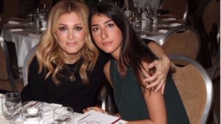 Η Χριστιάνα Μπέτα ανακυκλώνει στα looks της τα ρούχα της Νατάσας Θεοδωρίδου | Πώς φόρεσε ένα blazer της μητέρα της από τα παλιά