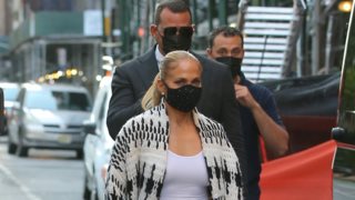 Hollywood Report: Η Vanessa Kirby στο κόκκινο χαλί με μάσκα και η νέα εμφάνιση του πιο hot ζευγαριού