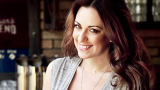 Η Ευαγγελία Μουμούρη πήρε το πτυχίο της και γιόρτασε με Μαρίνα Σάττι