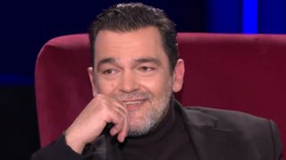 Κωνσταντίνος Καζάκος | Οι εντυπωσιακές βουτιές με την 23χρονη καλλονή σύντροφό του στην πισίνα