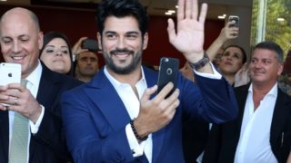 Burak Ozcivit: O πρωταγωνιστής του «Kara Sevda» στην Αθήνα: Οι αποθεωτικές αντιδράσεις &amp; η επίσκεψη στην Ακρόπολη