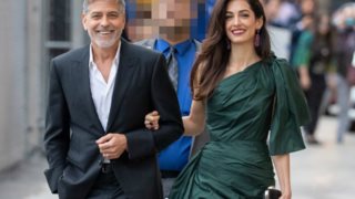 Amal Clooney | Η τρυφερή κίνηση του συζύγου της στο κόκκινο χαλί