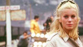 5 icons που ανέδειξαν το ribbon trend στα μαλλιά: Από την Catherine Deneuve έως την "Αλίκη στη Xώρα των Θαυμάτων"