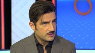 Ο Νίκος Κουρής στην "Ελένη": "Μου αρέσει η ιδέα ότι δε συμβιβάζομαι, ενώ είμαι εντελώς συμβιβασμένος"