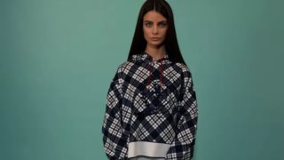 To casual preppy look με κομμάτια Tommy Hilfiger που είναι ιδανικό για μια απόδραση σε νησί με τις φίλες σου