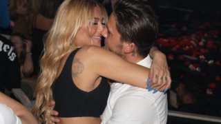 Αγγελική Ηλιάδη &amp; Γρηγόρης Αναστασιάδης full in love! Τα καυτά φιλιά μπροστά στην κάμερα