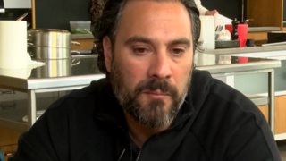 Γιάννης Λουκάκος: «Έκανα πράγματα για τα οποία δεν είμαι περήφανος. Ο Κουτσόπουλος κατέβαζε χάπια για να αντέξει στην κουζίνα μου»