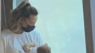 Η Ιωάννα Μαλέσκου εν πλω με την 3 μηνών κόρη της