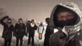 Ο Γιάννης Πλούταρχος στο πιο #FamilyGoal βίντεο στα χιόνια με τη σύζυγο και τα παιδιά του