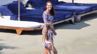 Η Υβόννη Μπόσνιακ και η κόρη της σε καλοκαιρινά στιγμιότυπα στη Μύκονο