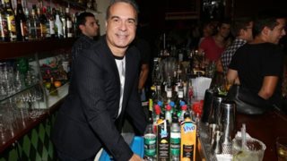 Φώτης Σεργουλόπουλος: Τι συνέβη και μπήκε προσωρινά «λουκέτο» στα δύο μαγαζιά του; Όλο το ρεπορτάζ &amp; η αιχμηρή δήλωσή του