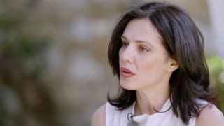 Η Μαριλίτα Λαμπροπούλου ξεκίνησε τις καλοκαιρινές βουτιές | Με κόκκινο μαγιό στην ξαπλώστρα