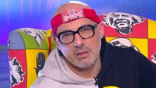 Ο Σάκης Τανιμανίδης σε μια ξεκαρδιστική φάρσα στον Νίκο Μουτσινά