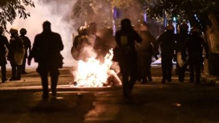 Άργησε η αστυνομία να επέμβει στα επεισόδια: Ξύλο και καπνοί μέσα στον ΗΣΑΠ - ΕΔΕ για τον για τον ξυλοδαρμό συλληφθέντα