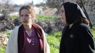 Άγριες Μέλισσες: Νέες εξελίξεις: Η Ασημίνα δέχεται το σχέδιο της Μυρσίνης &amp; ο Κυπραίος γίνεται ύποπτος για μια ακόμη δολοφονία...