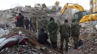 Ξεπέρασαν τους 16.000 οι νεκροί από τον σεισμό σε Τουρκία και Συρία: Σε πάρκινγκ νοσοκομείου στοιβάζουν τα πτώματα