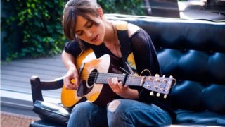 Keira Knightley: Τραγουδά στα γαλλικά για τη νέα καμπάνια της Chanel
