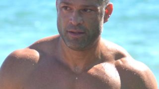 Κώστας Σόμμερ: Δείτε τον με μαγιό σε παραλία της Βάρκιζας: Φωτογραφίες