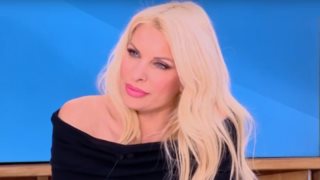 Ελένη Μενεγάκη: &quot;Ανά χρονιά αλλάζω χέρι - Γκαντεμιά είναι να τη βγάλω τελείως τη βέρα&quot;