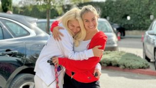 Η Ελένη Μενεγάκη αγκαλιά με την Ελεονώρα Μελέτη: &quot;Μας έπιασαν τα γέλια&quot;