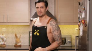 The Hottest Chef: Ο Μύρωνας Στρατής ολόγυμνος μαγειρεύει καρμπονάρα!