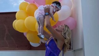 Κωνσταντίνα Σπυροπούλου : Είναι μια περήφανη νονά! Το maxi φόρεμα που επέλεξε στο πάρτι της βαφτιστήρας της