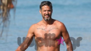 Αλέξανδρος Παρθένης: Μόνο με το μαγιό του! Η σπάνια δημόσια εμφάνιση