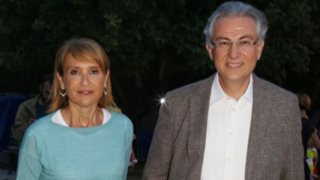 Η Mάρα Ζαχαρέα και ο Θοδωρής Ρουσόπουλος παραμένουν στο σπίτι τους στην Πάρο | Η εξόρμηση σε χωριό