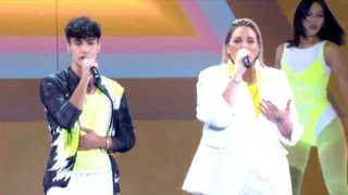 J2US | Η εμφάνιση της Εβελίνας Νικόλιζα &amp; του Νίκου Μπάρκουλη