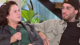 Λύγισε η μαμά του Mente Fuerte on air: "Μεγάλωσε δύσκολα αλλά κατάφερε πολλά"