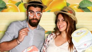 Κλέλια Πανταζή - Λευτέρης Τσάκαλος: Ερωτευμένοι στη Λέσβο: Το τρυφερό φιλί κάτω από το νερό