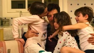 Το τρυφερό μήνυμα του Σάκη Ρουβά στα παιδιά του: "Εγώ μαθαίνω από εσάς"