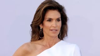 Tο αγαπημένο άρωμα της Cindy Crawford έχει μια εσάνς ζουμερών φρούτων και γιασεμιού