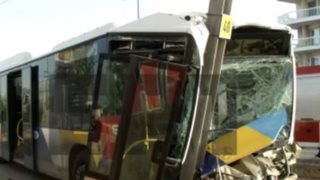 Τροχαίο με λεωφορείο στην Παραλιακή - Έπεσε στις κολώνες του Τραμ, πληροφορίες για τραυματίες